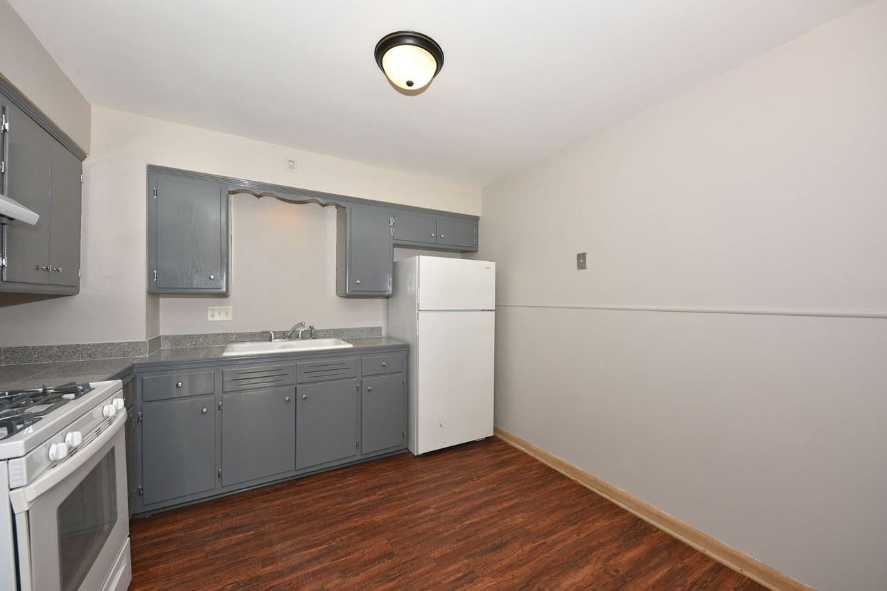 7909 W Congress St - Photo 2 of 10