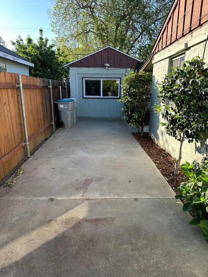 1565 1/2 Alabama Ave - Photo 2 of 8
