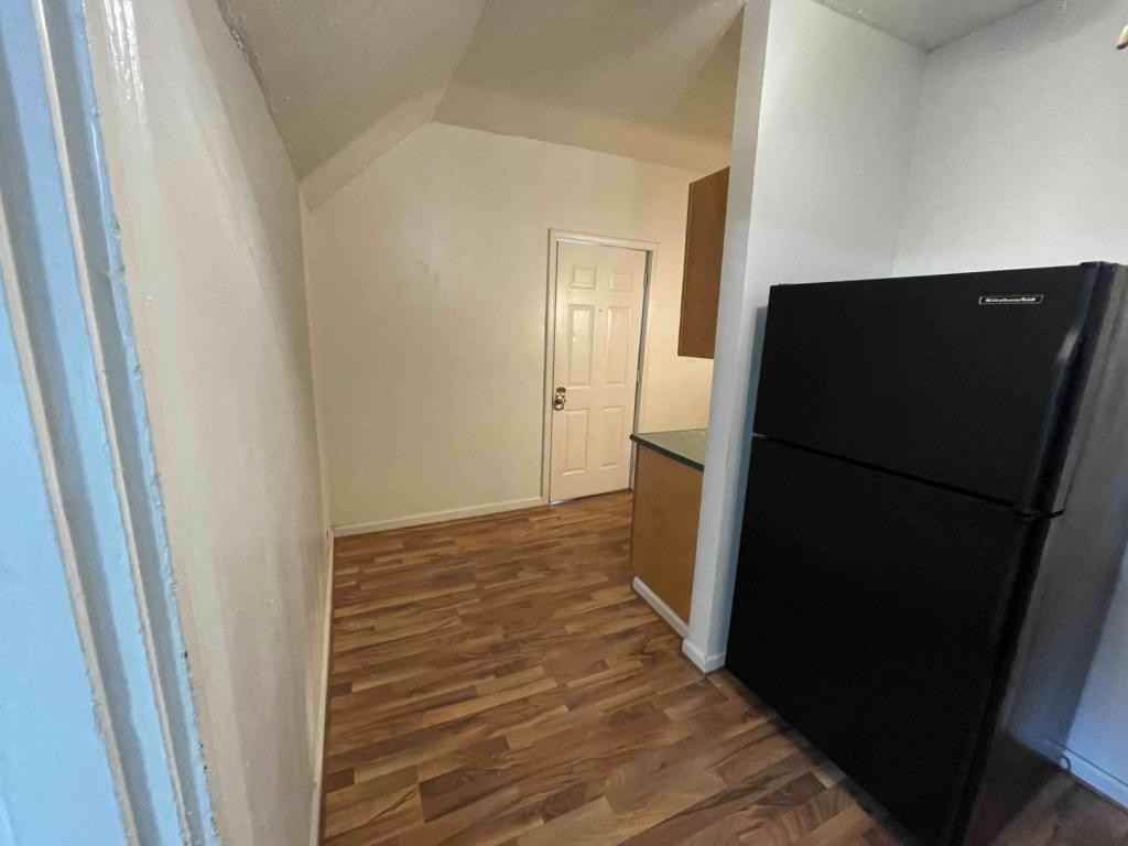 247 W Howard St - Photo 3 of 8