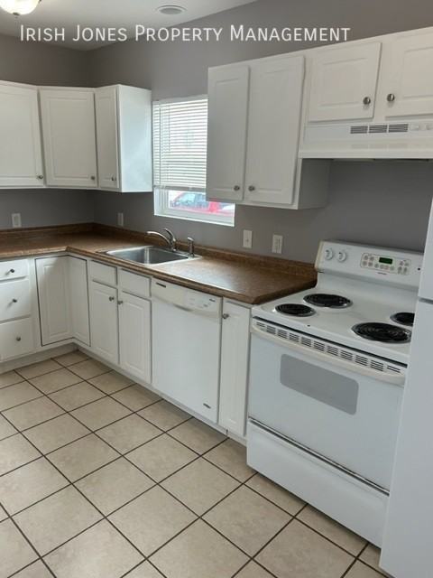 8885 Fisk Rd - Photo 3 of 11