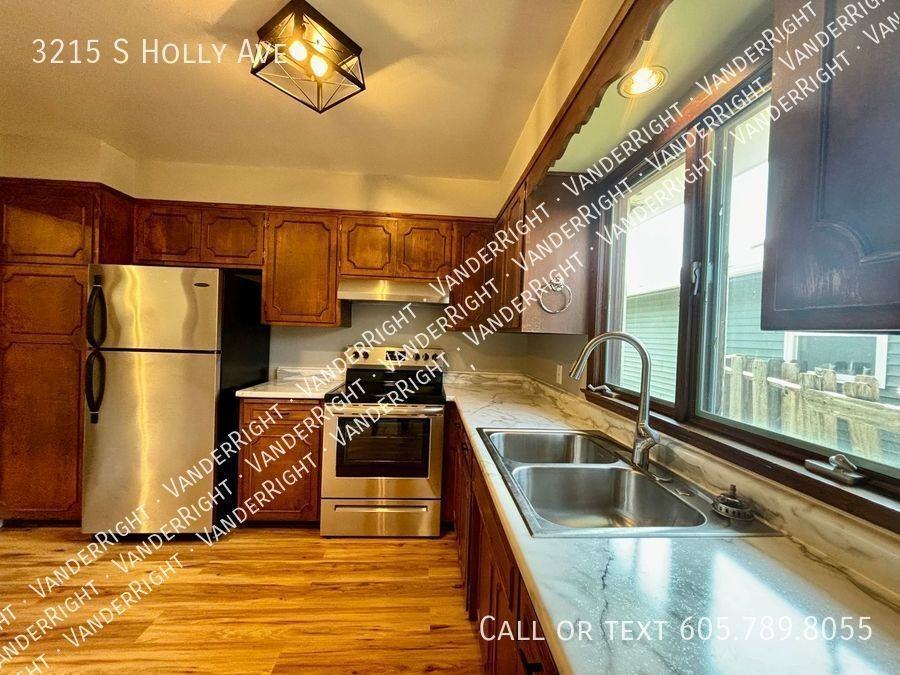 3215 S Holly Ave - Photo 2 of 28