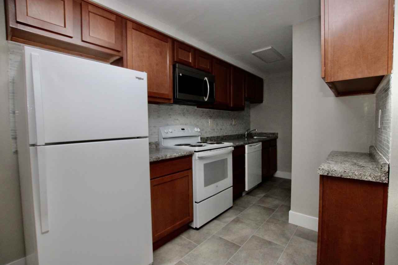 OAK MANOR -- 052 - Photo 2 of 26