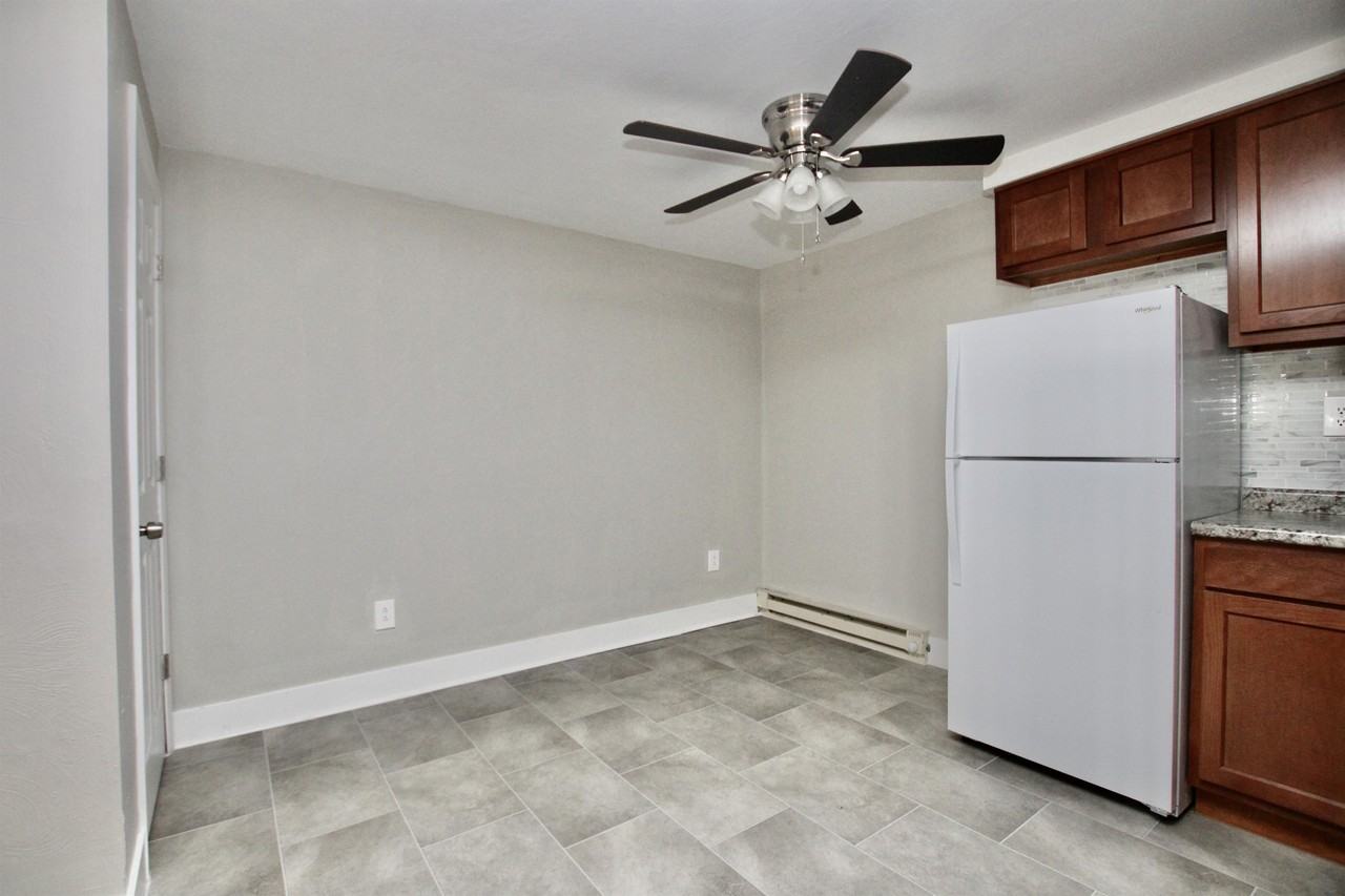 OAK MANOR -- 052 - Photo 3 of 26