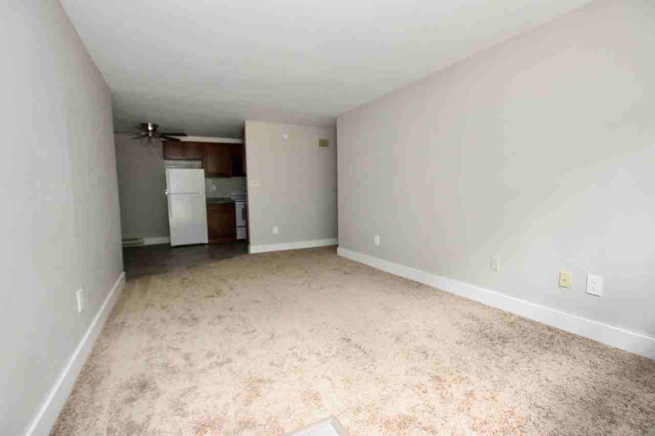 OAK MANOR -- 052 - Photo 4 of 26