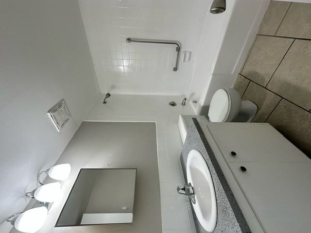 1852-C  Golf View Avenue - Photo 3 of 5