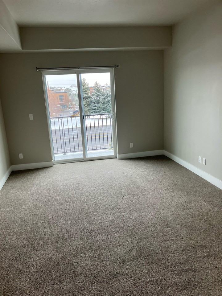 5072 North University Avenue - Photo 5 of 10