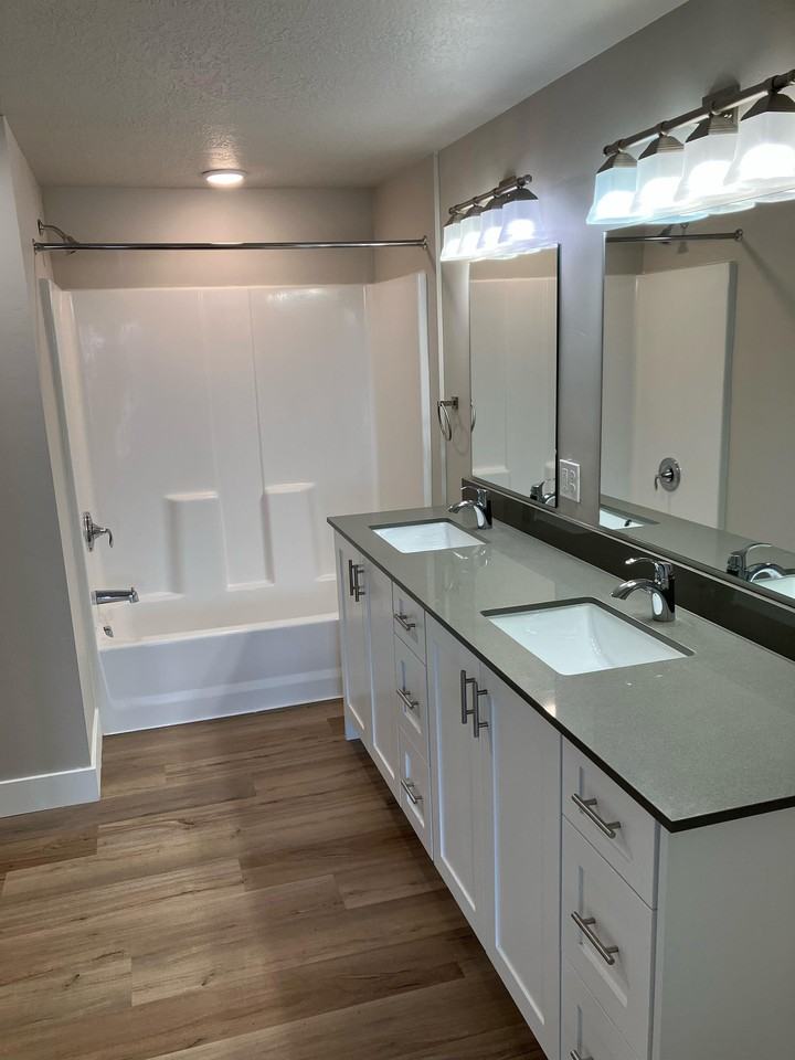 5072 North University Avenue - Photo 7 of 10