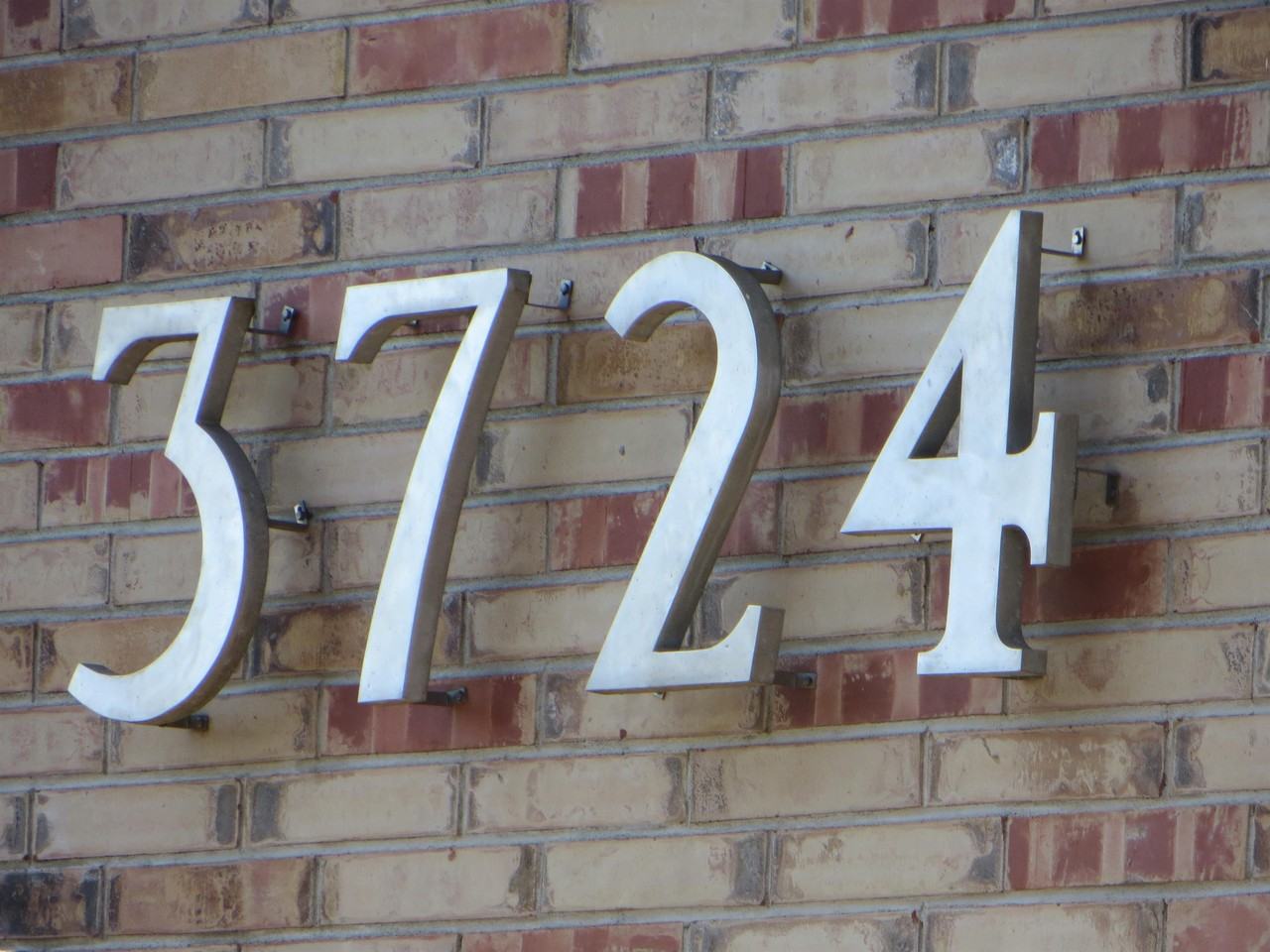 3724 Hoyt Avenue - Photo 2 of 10