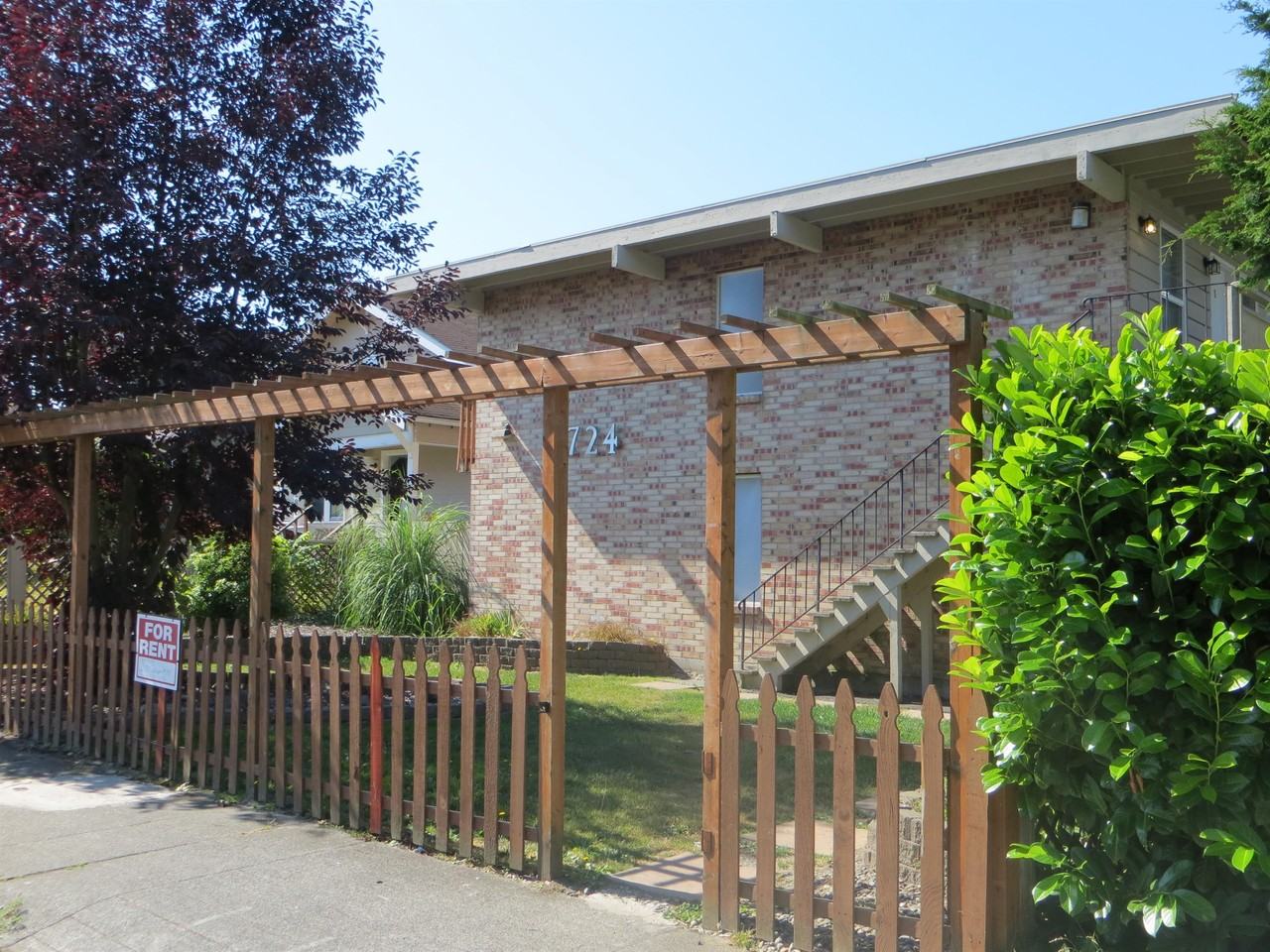 3724 Hoyt Avenue - Photo 3 of 10