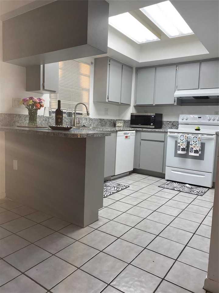 5122 Sw 122nd Ter - Photo 3 of 8