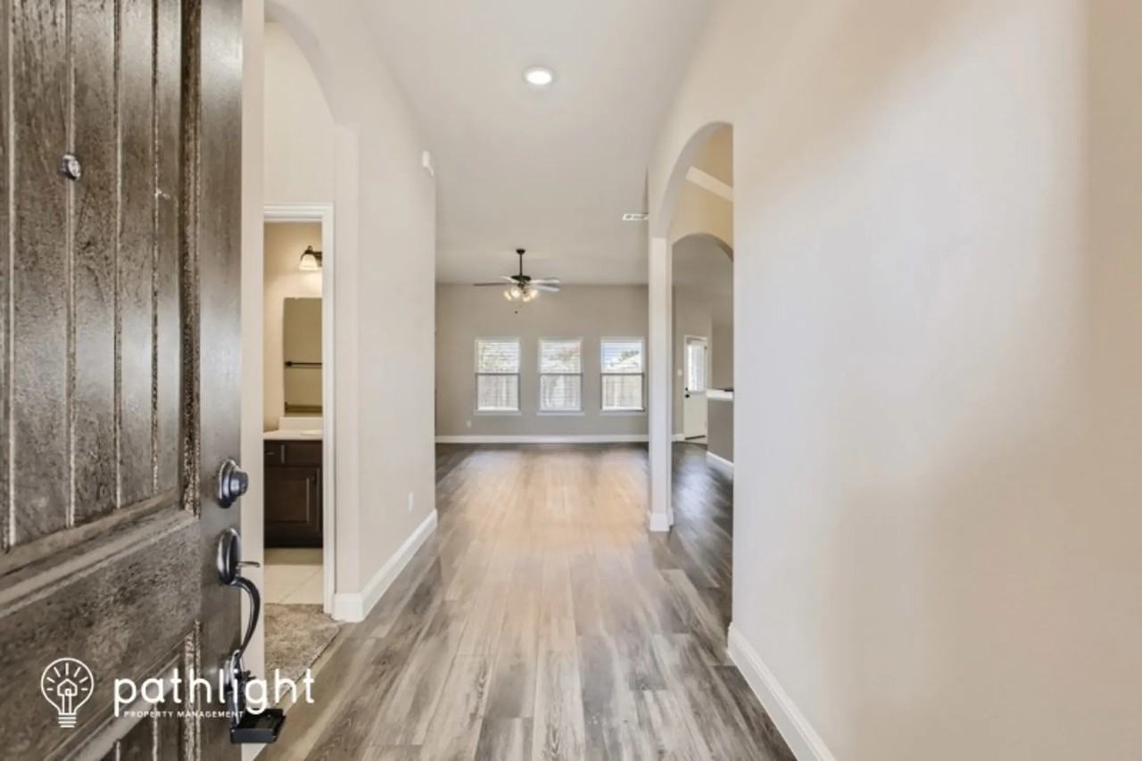 172 Landsdale Cir - Photo 2 of 18