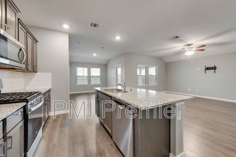 1501 Hidden Bluff Xing - Photo 7 of 29