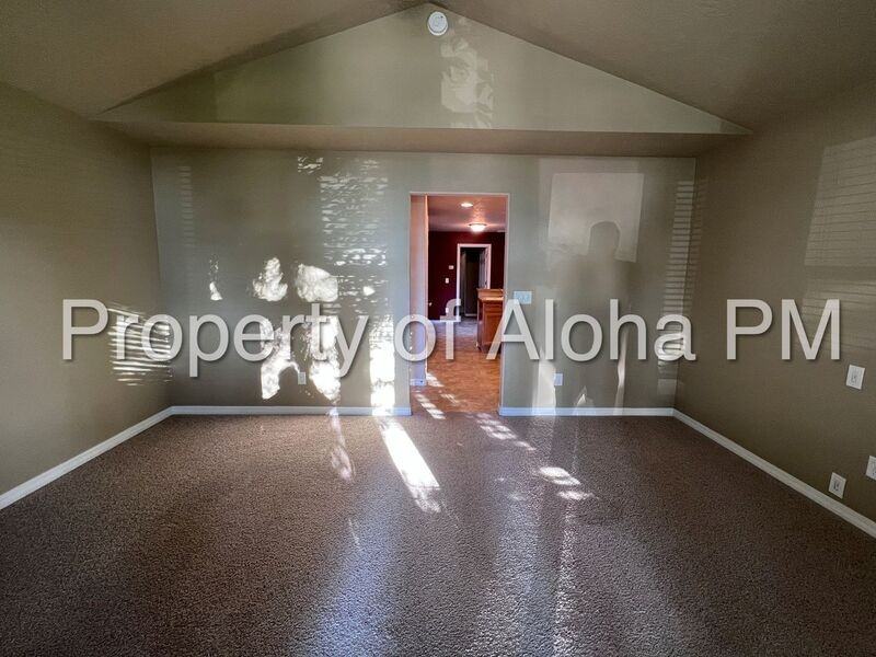 1803 S Broxon St - Photo 3 of 20