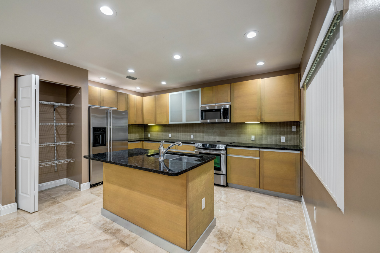 Royal Oaks Townhomes - Photo 3 of 11