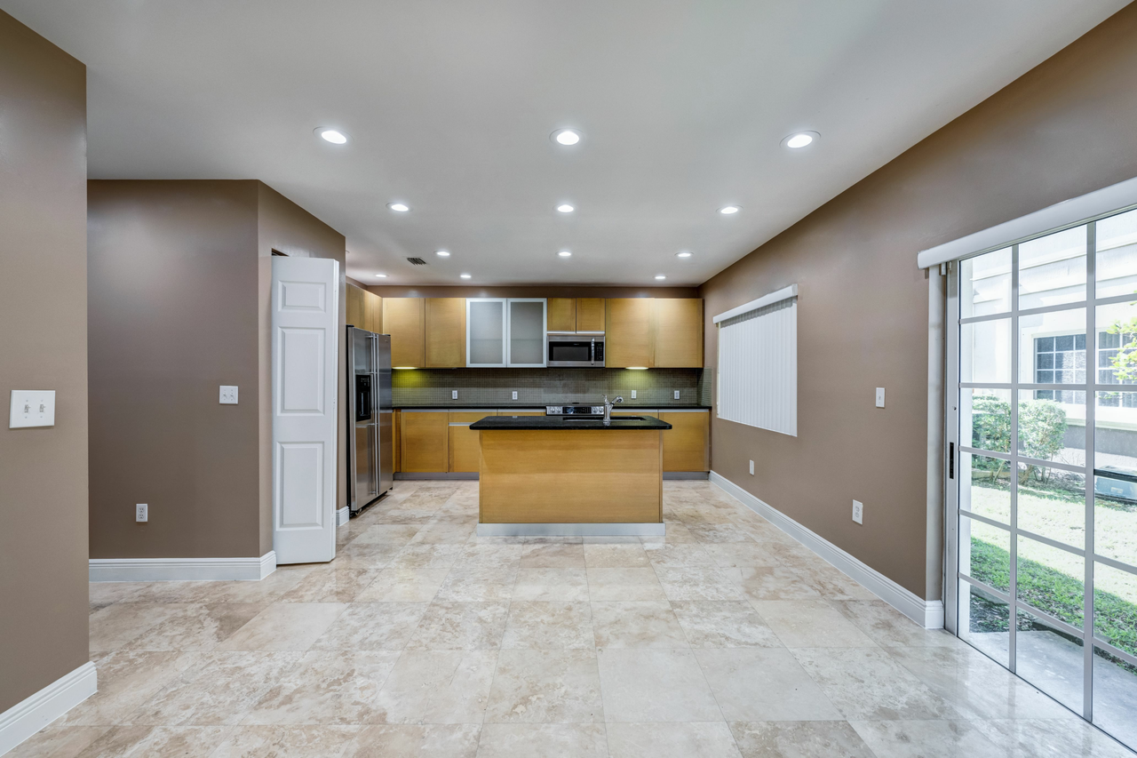 Royal Oaks Townhomes - Photo 4 of 11