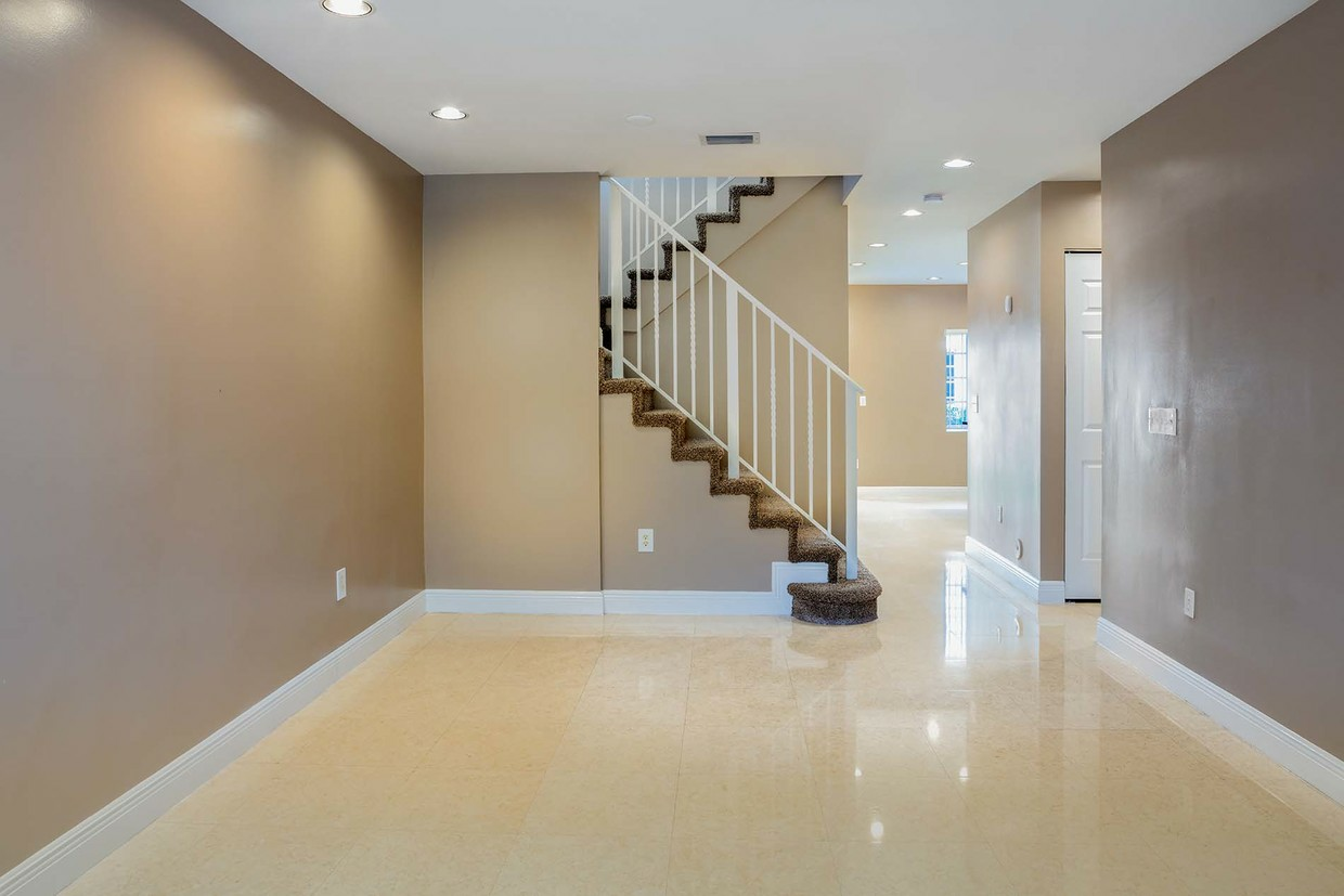 Royal Oaks Townhomes - Photo 5 of 11