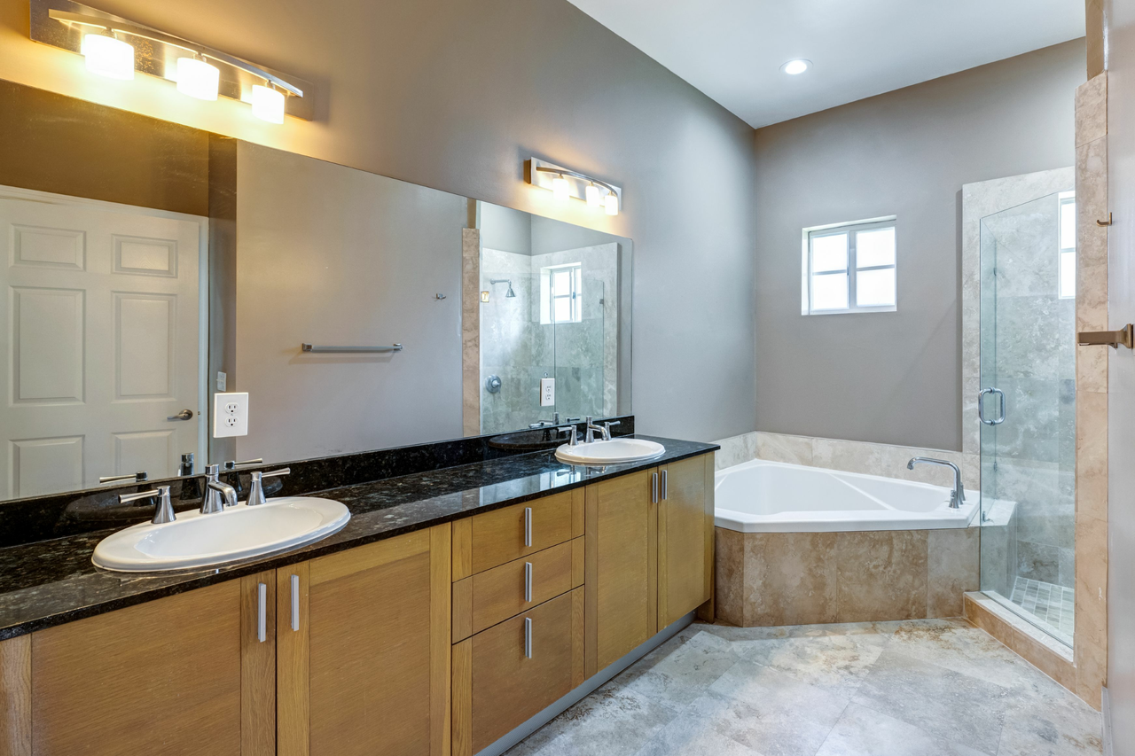 Royal Oaks Townhomes - Photo 7 of 11