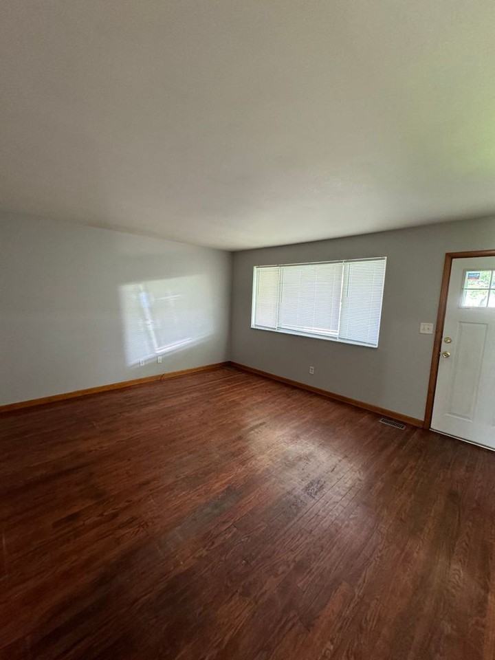 105 Rose Ln - Photo 2 of 11