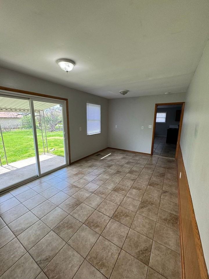 105 Rose Ln - Photo 3 of 11