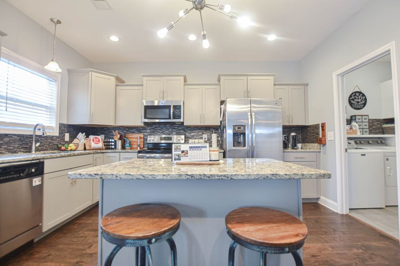 1048 Barnhill Rd - Photo 6 of 17