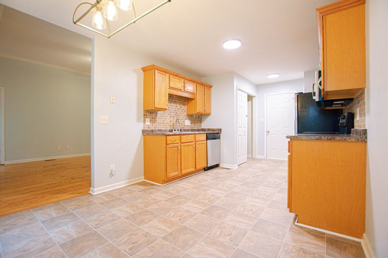 326 Chalet Cir - Photo 5 of 19