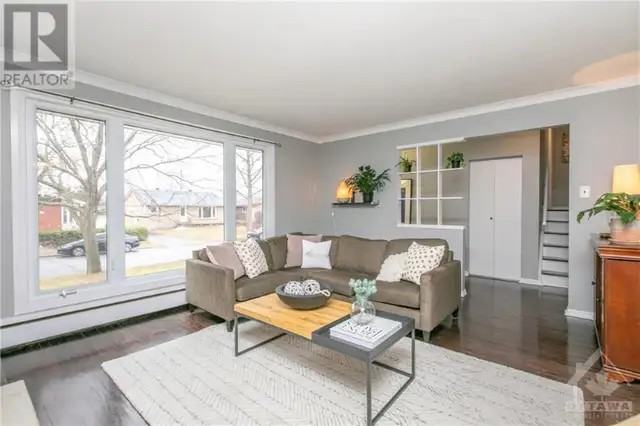 1275 Castle Hill Crescent - Photo 2 of 10