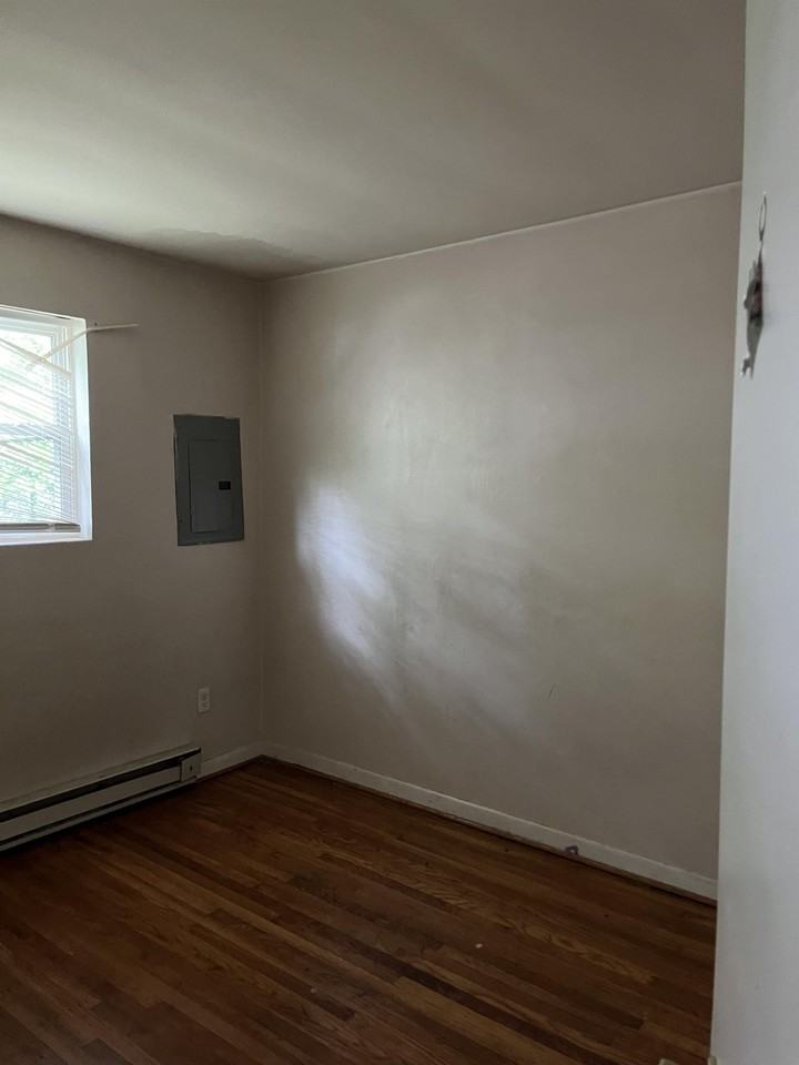 904 Booth St 1st Fl - Photo 3 of 13