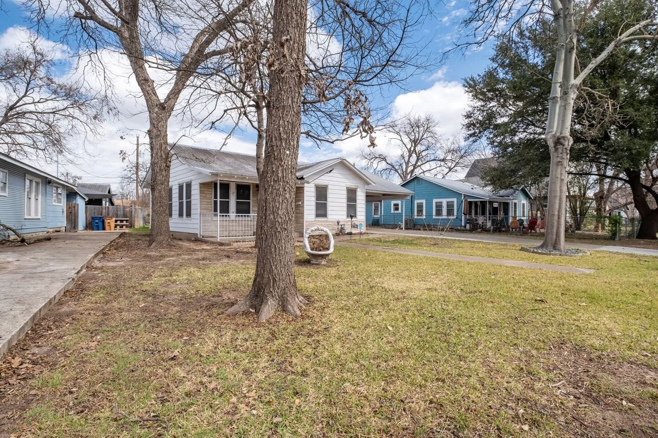 2704 Willow St - Photo 2 of 25