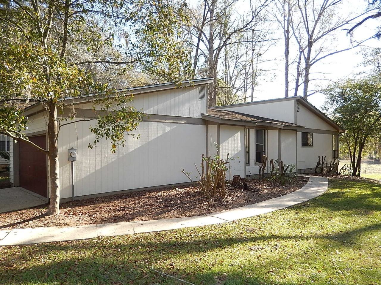 2950 Bayshore Dr - Photo 2 of 33