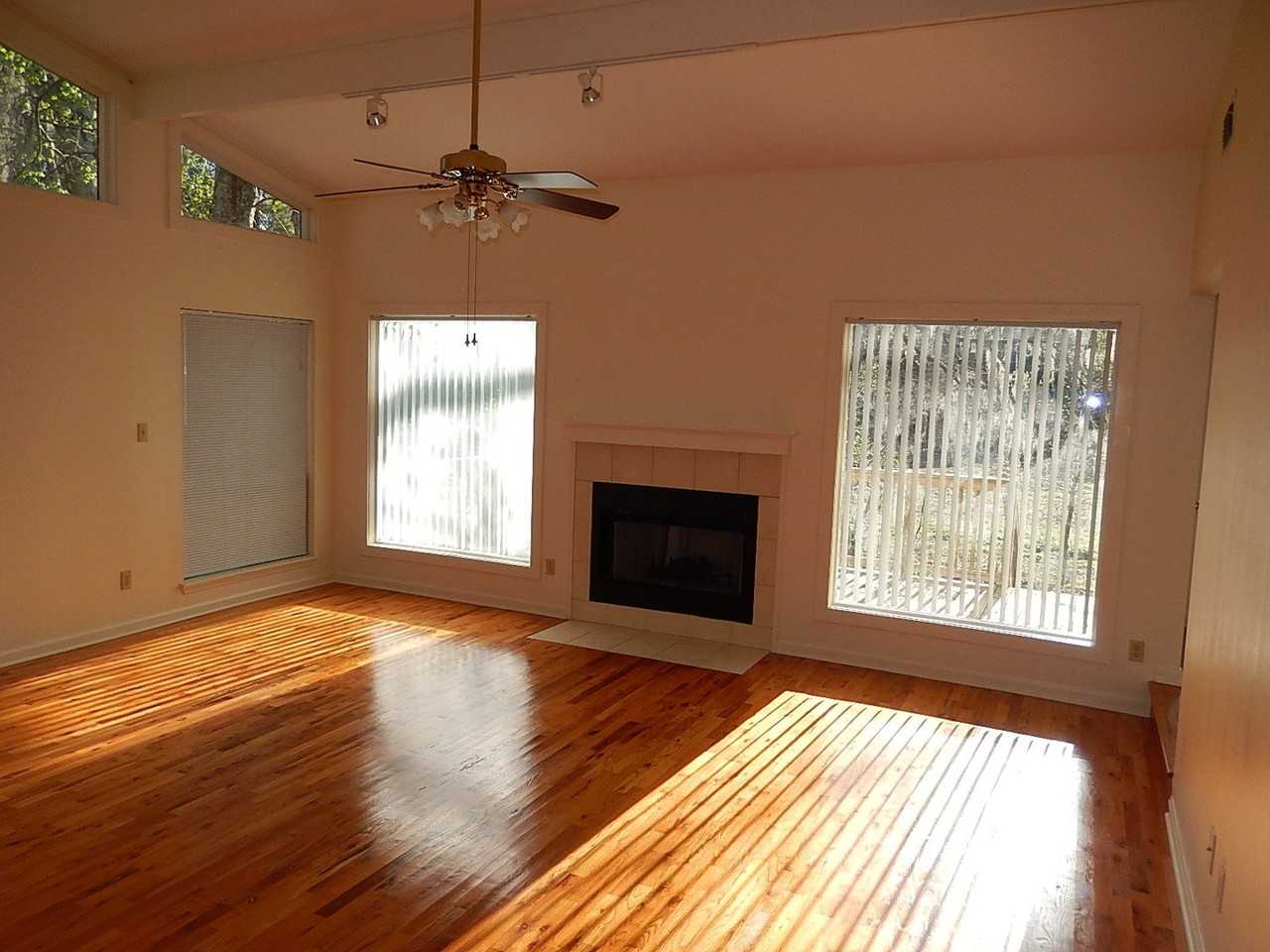2950 Bayshore Dr - Photo 3 of 33