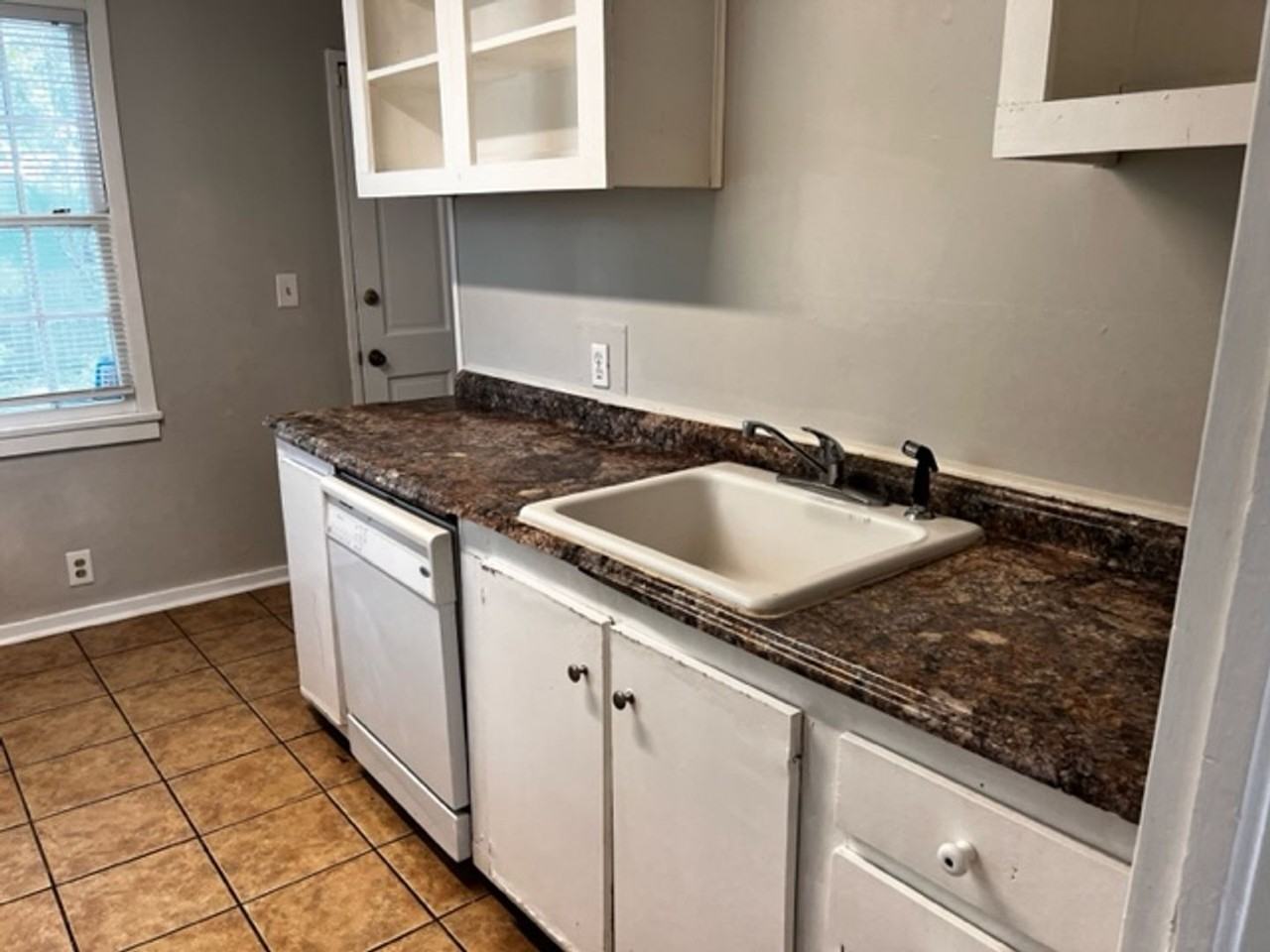 909 Blanton St - Photo 4 of 9