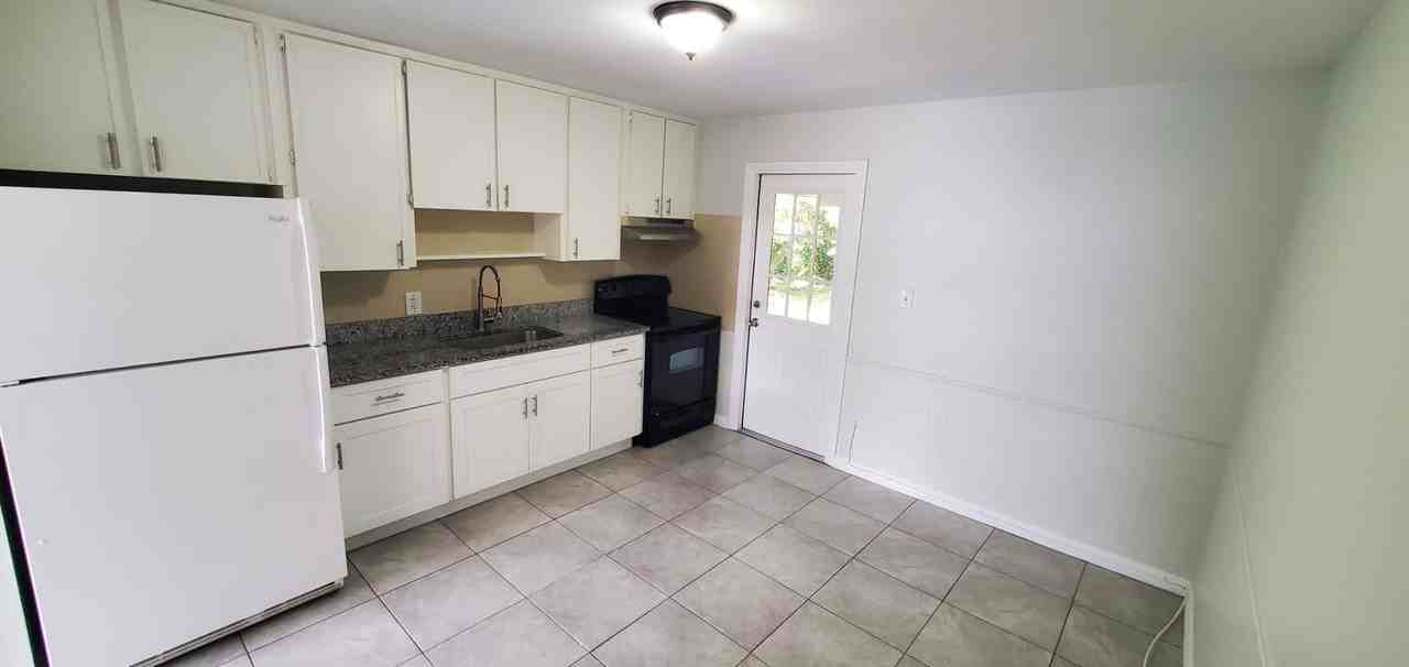 2590 Seneca Avenue - Photo 2 of 10