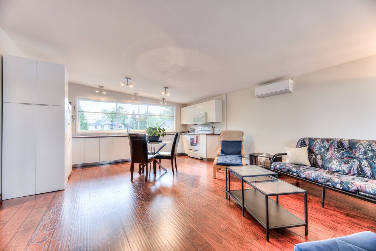 801 Rue Saraguay Est - Photo 3 of 14