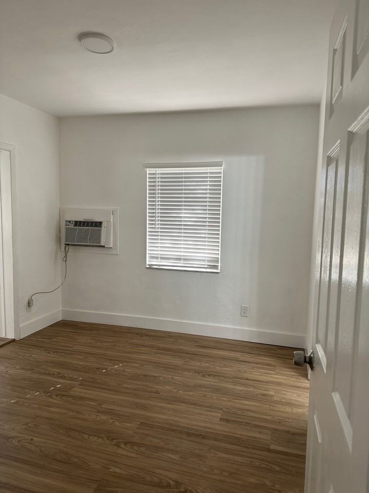 24 Nw 50th Ave #4 - Photo 3 of 11