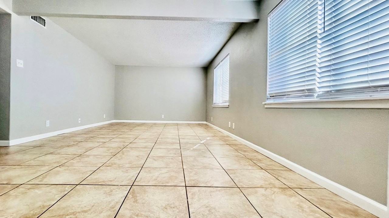 3901 Englewood Cir #3901 - Photo 2 of 30