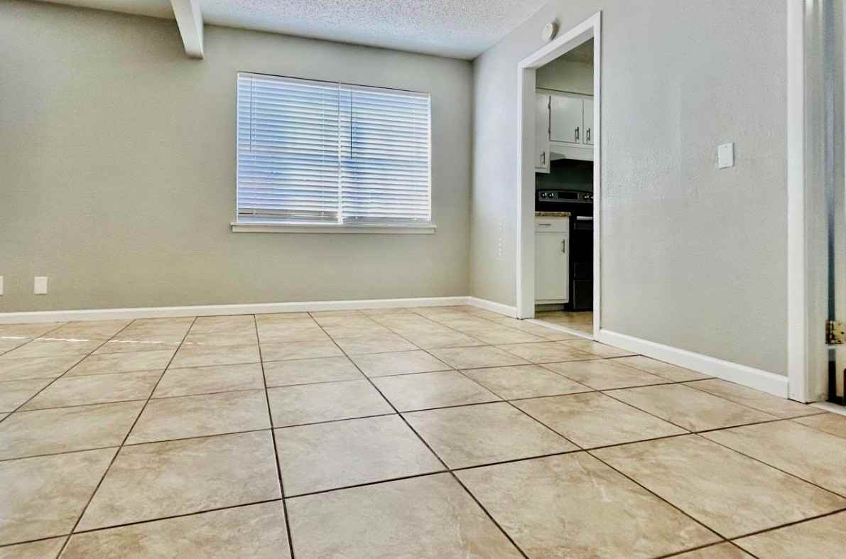 3901 Englewood Cir #3901 - Photo 5 of 30