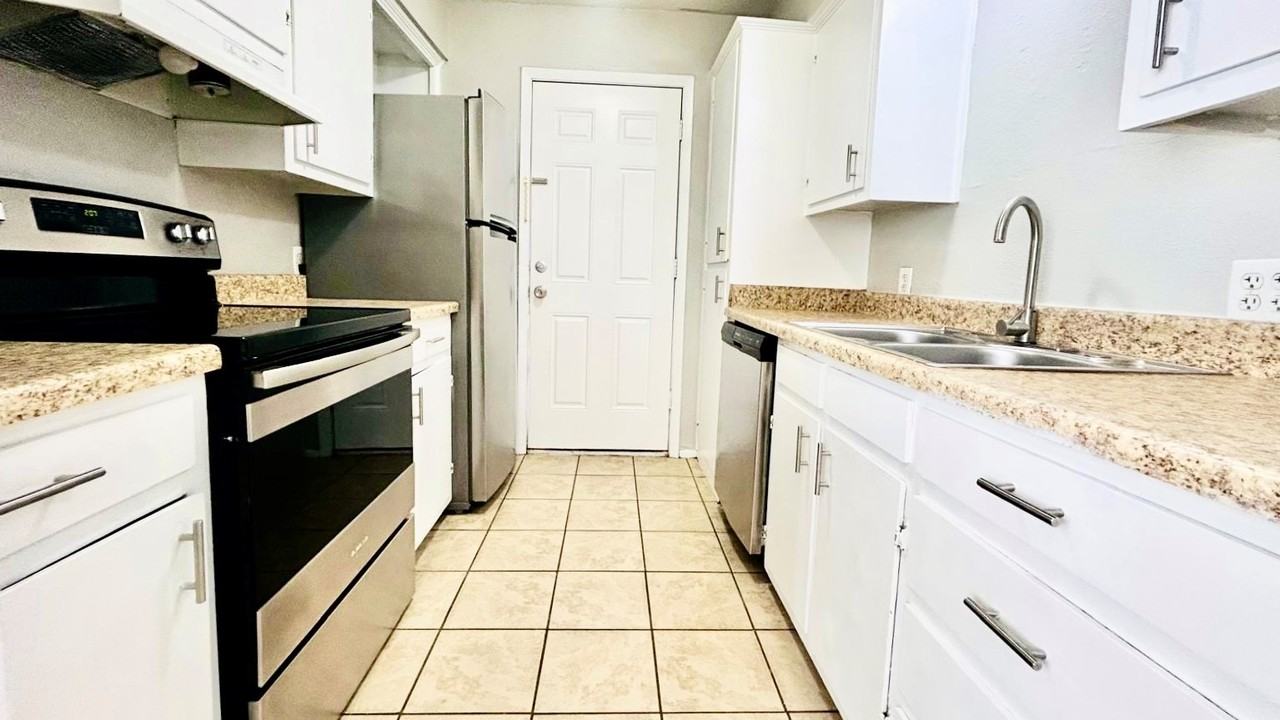3901 Englewood Cir #3901 - Photo 7 of 30