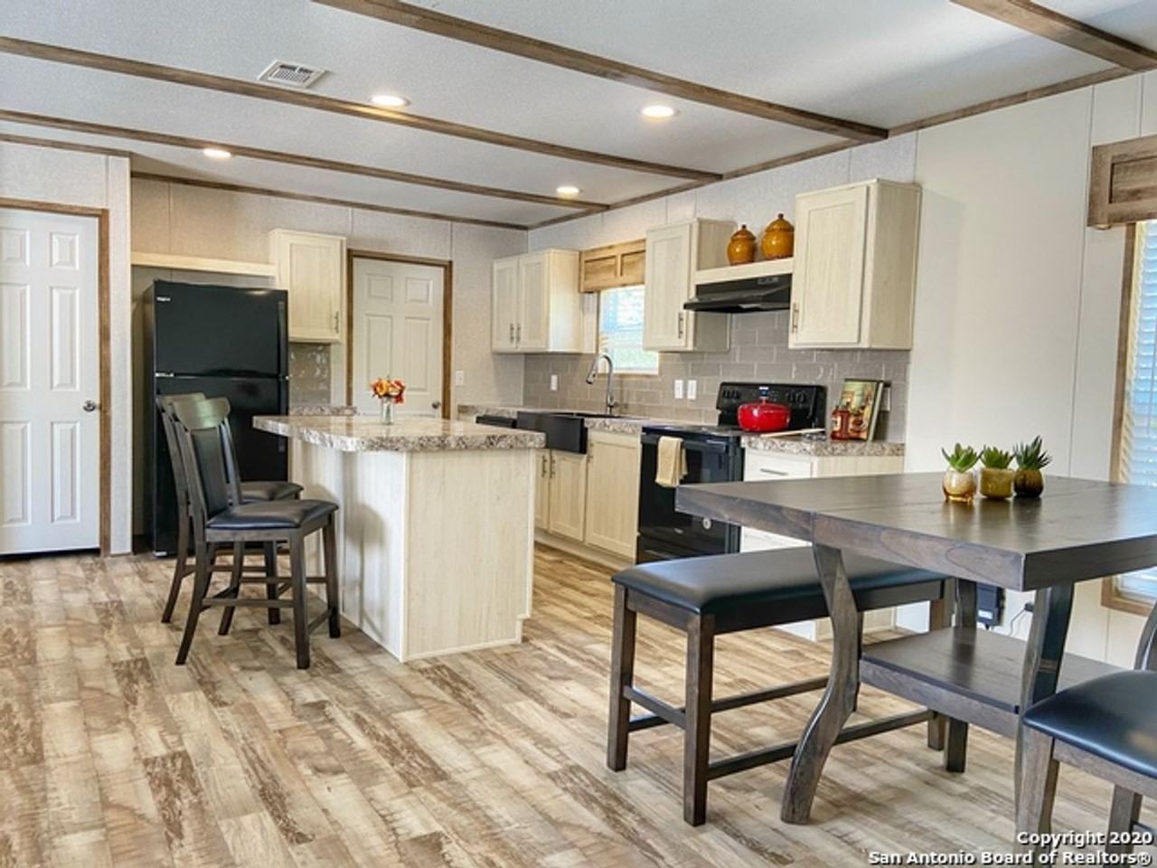 242 Timberline Dr - Photo 3 of 7