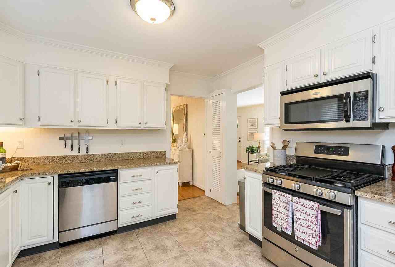 384 Barrywood Dr - Photo 3 of 12