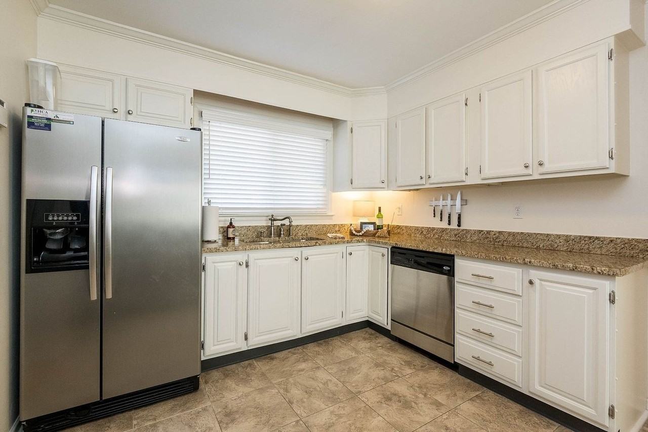 384 Barrywood Dr - Photo 4 of 12