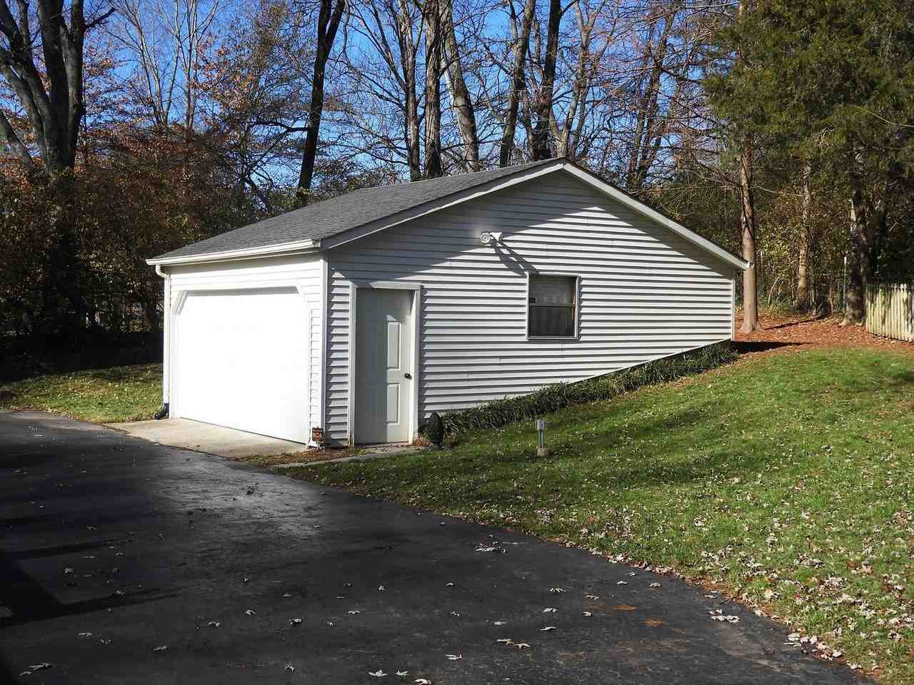 384 Barrywood Dr - Photo 7 of 12