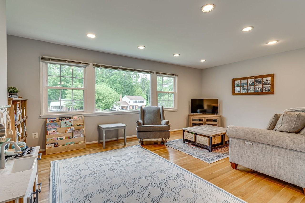 8307 Carrleigh Pkwy - Photo 3 of 38