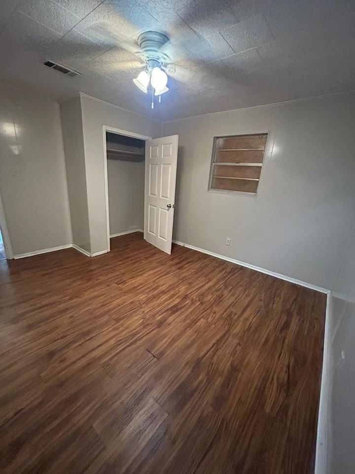 2318 Pacific St - Photo 4 of 9
