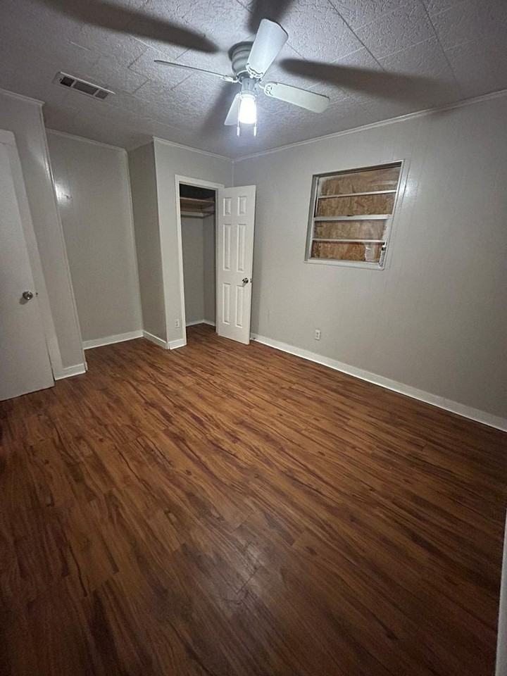 2318 Pacific St - Photo 6 of 9