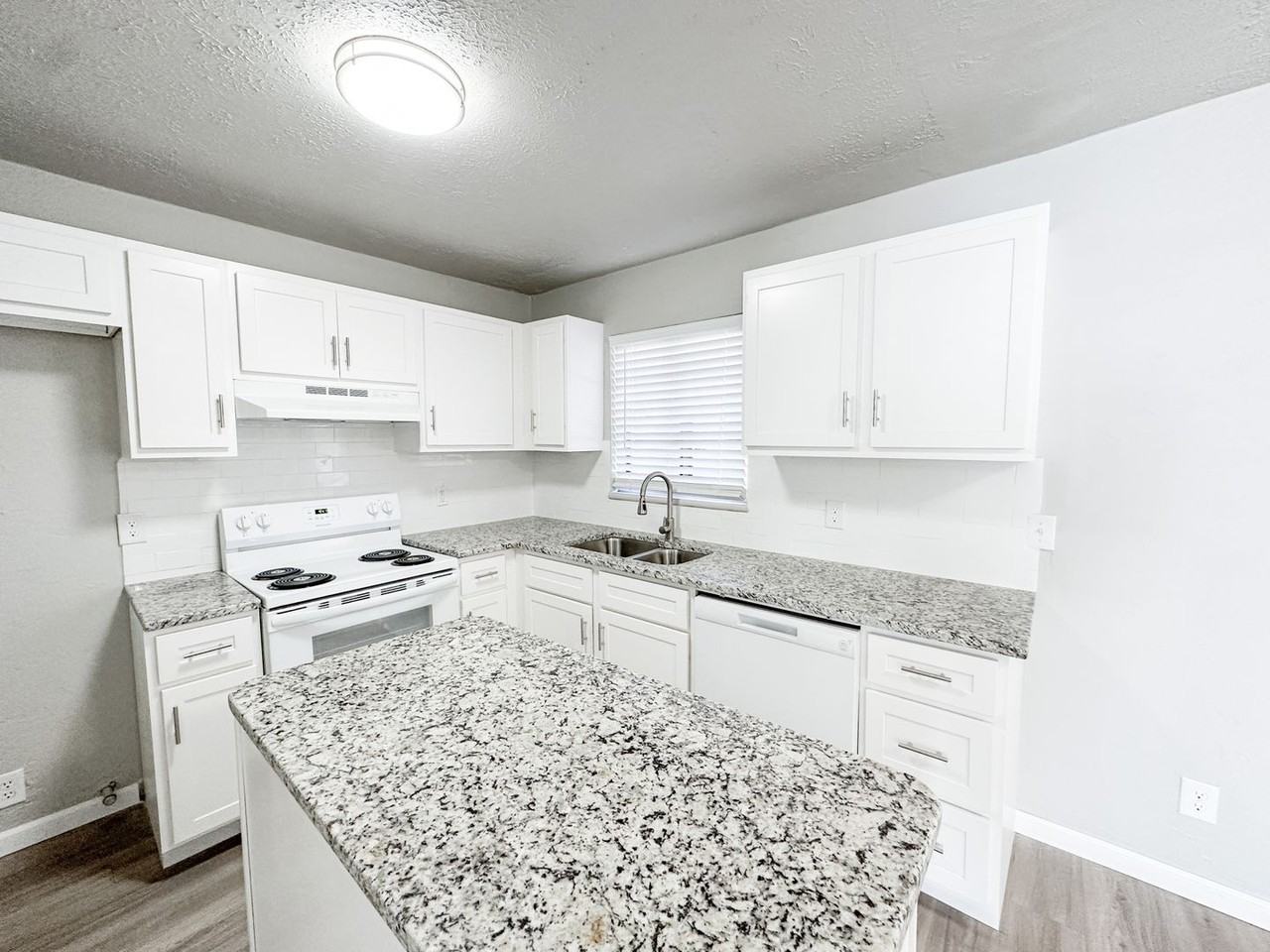 835 Marilyn St - Photo 2 of 16
