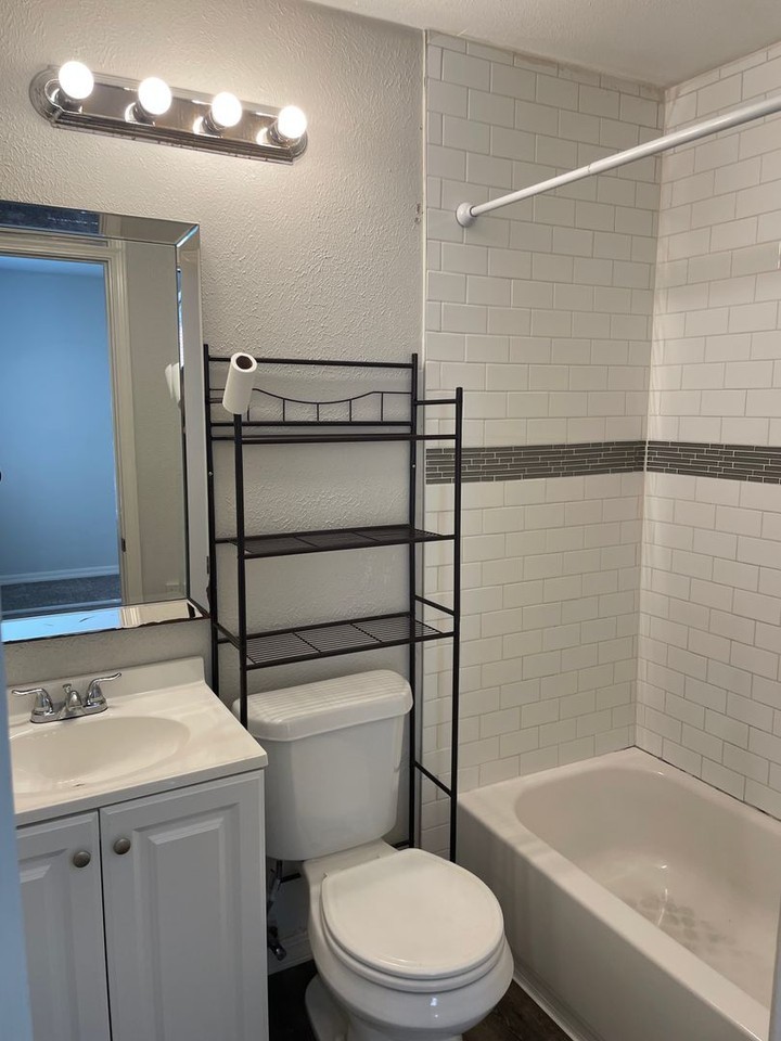 432 N Elm St - Photo 2 of 11