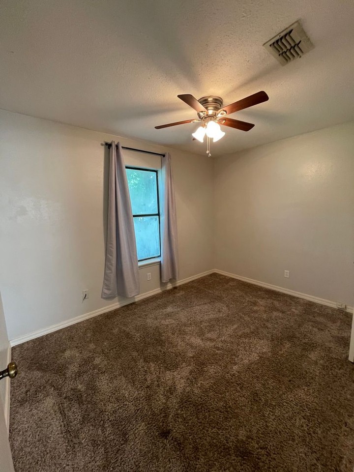 432 N Elm St - Photo 3 of 11