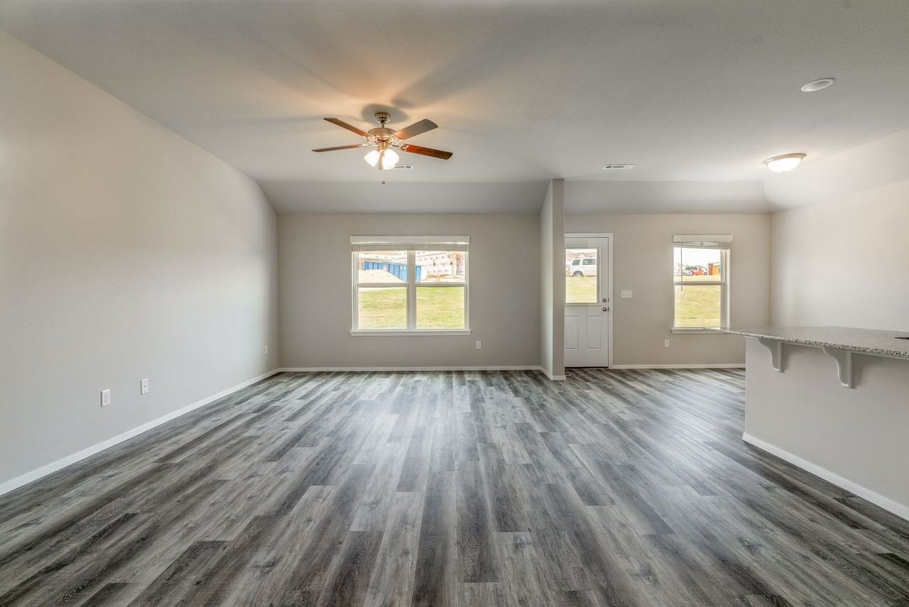 529 Woodcreek Loop - Photo 4 of 20