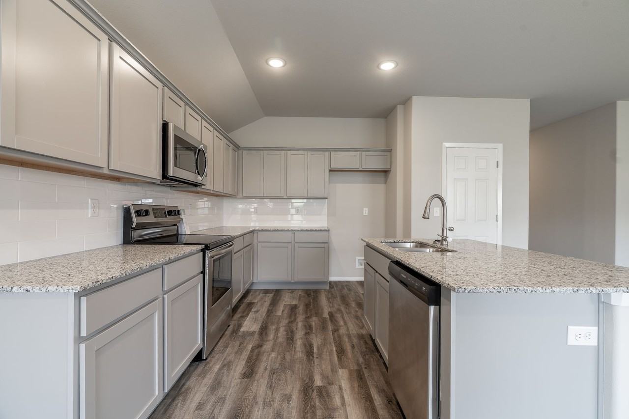 529 Woodcreek Loop - Photo 7 of 20