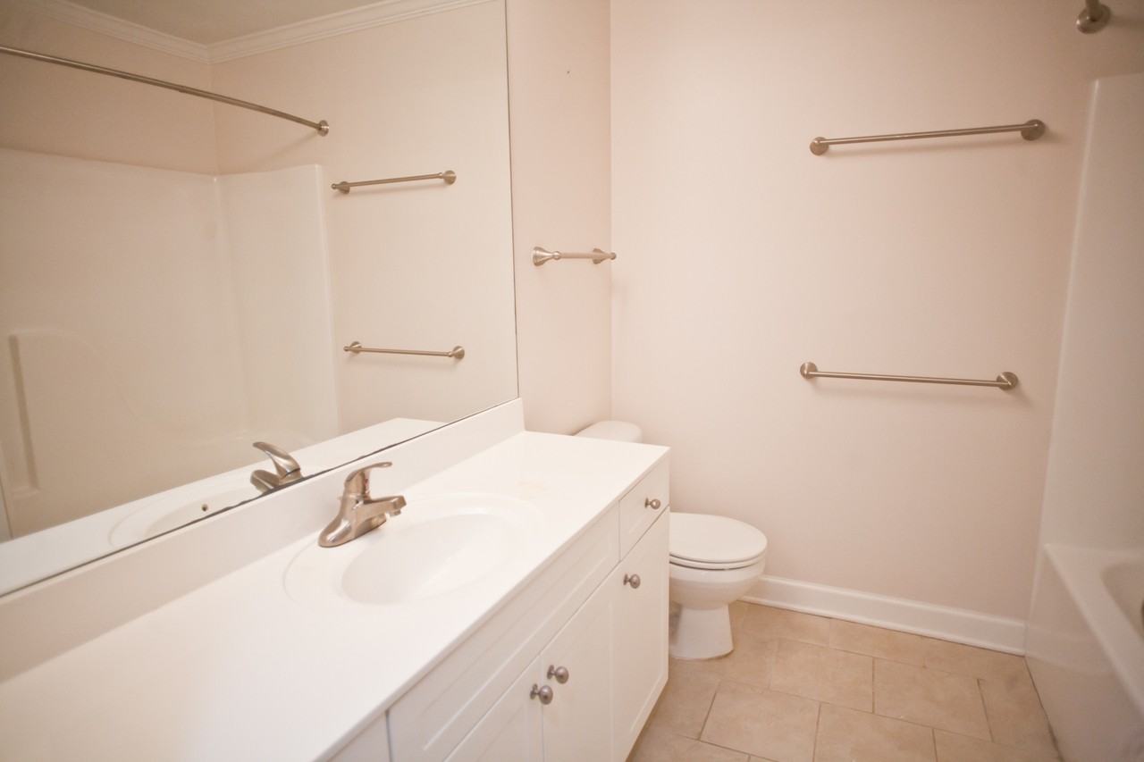 1513 E Franklin St Apt 137d - Photo 5 of 7